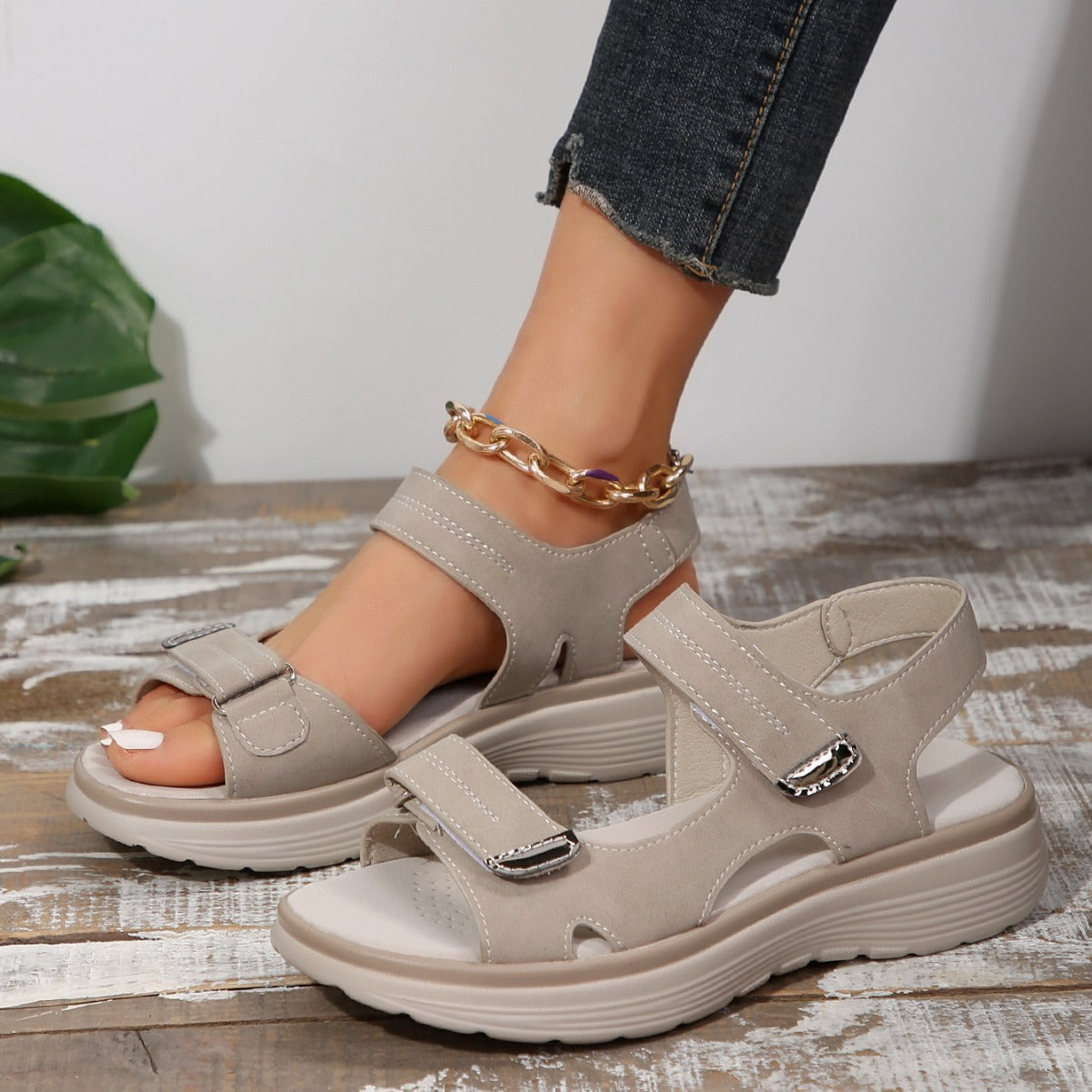 Damen Komfortsandalen mit verstellbaren Klettverschlüssen und ergonomischem Fußbett
