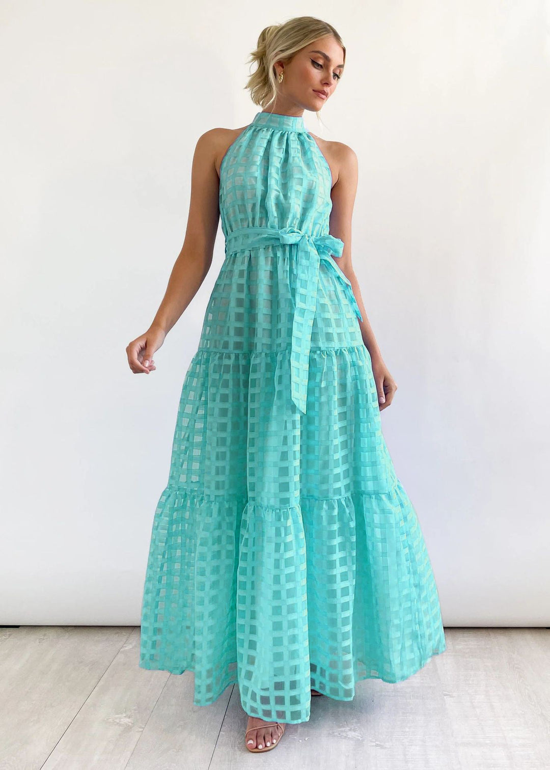 Damen Maxikleid mit raffiniertem Hochkragen und gestuftem Design