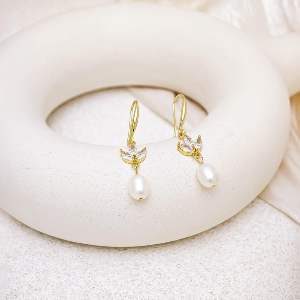 Damen Ohrhänger mit funkelndem Zirkonia und eleganter Perlenverzierung Shop Nory