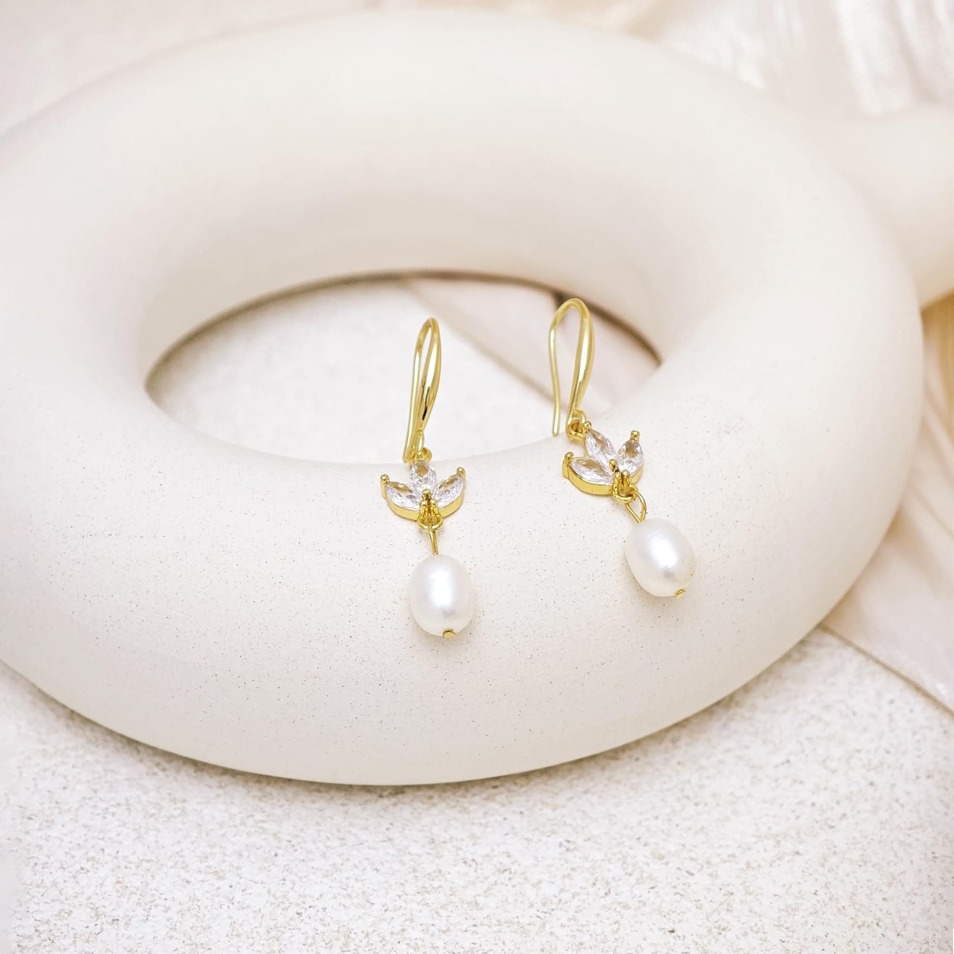 Damen Ohrhänger mit funkelndem Zirkonia und eleganter Perlenverzierung Shop Nory