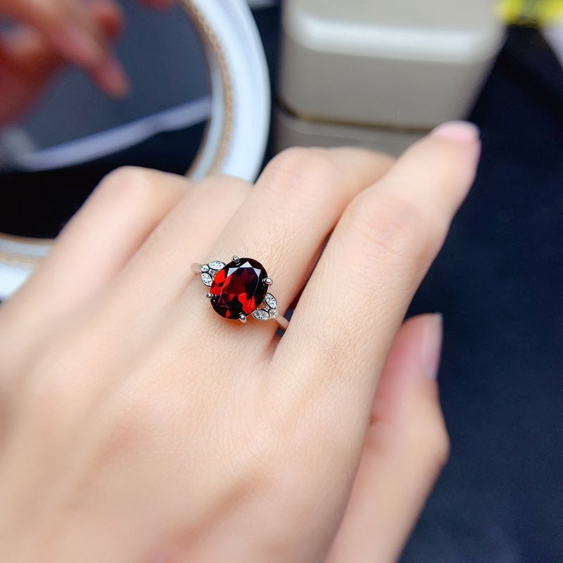 Damen Eleganter Ring mit ovalem Stein und funkelnden Akzenten Shop Nory