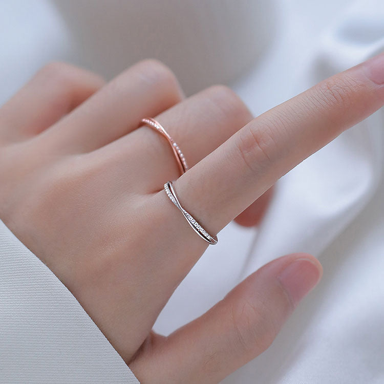 Damen filigraner Silberring mit gewundenem Design und funkelnden Akzenten Shop Nory