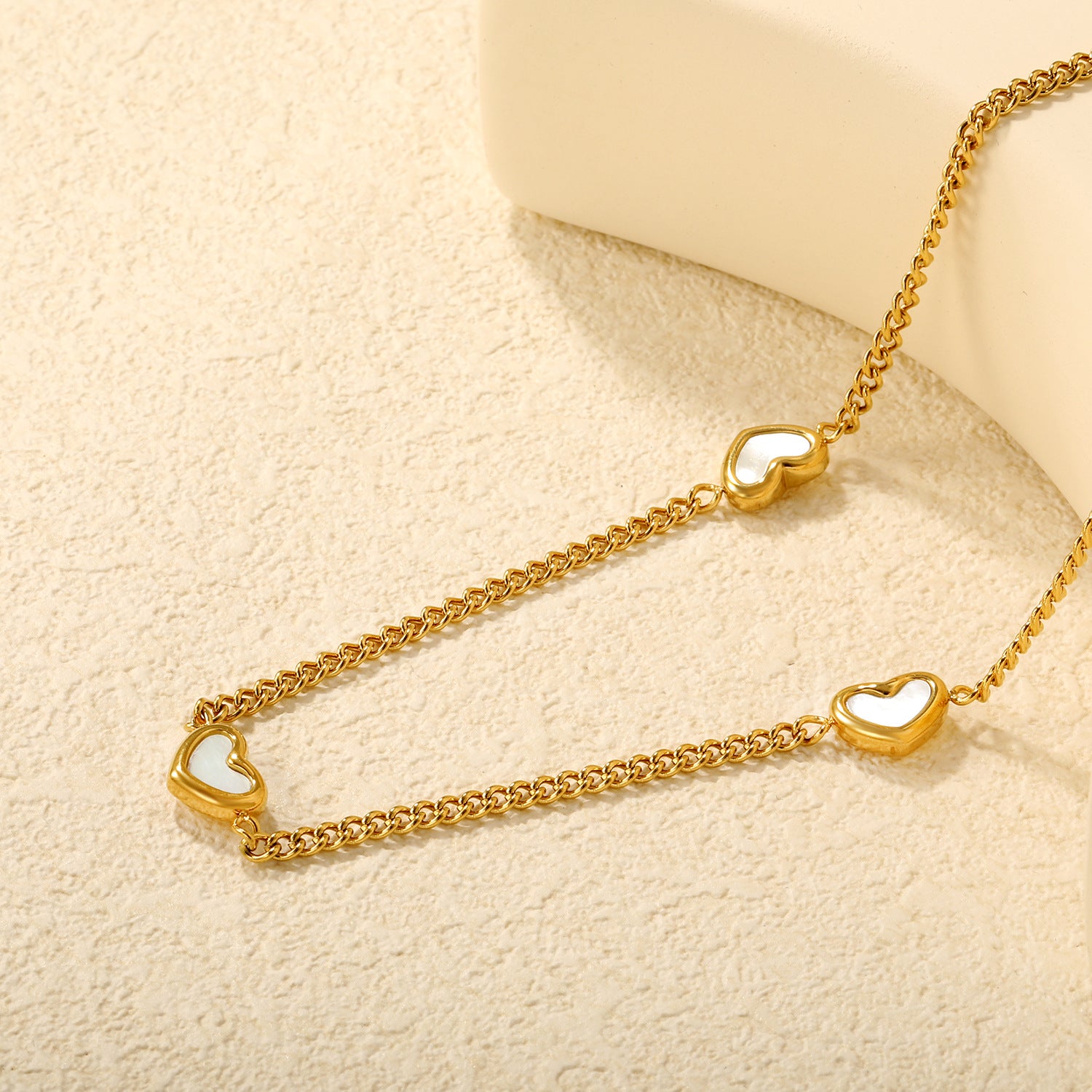 Damen Halskette mit herzförmigem Anhänger aus hochwertigem Edelstahl und funkelndem Design Shop Nory