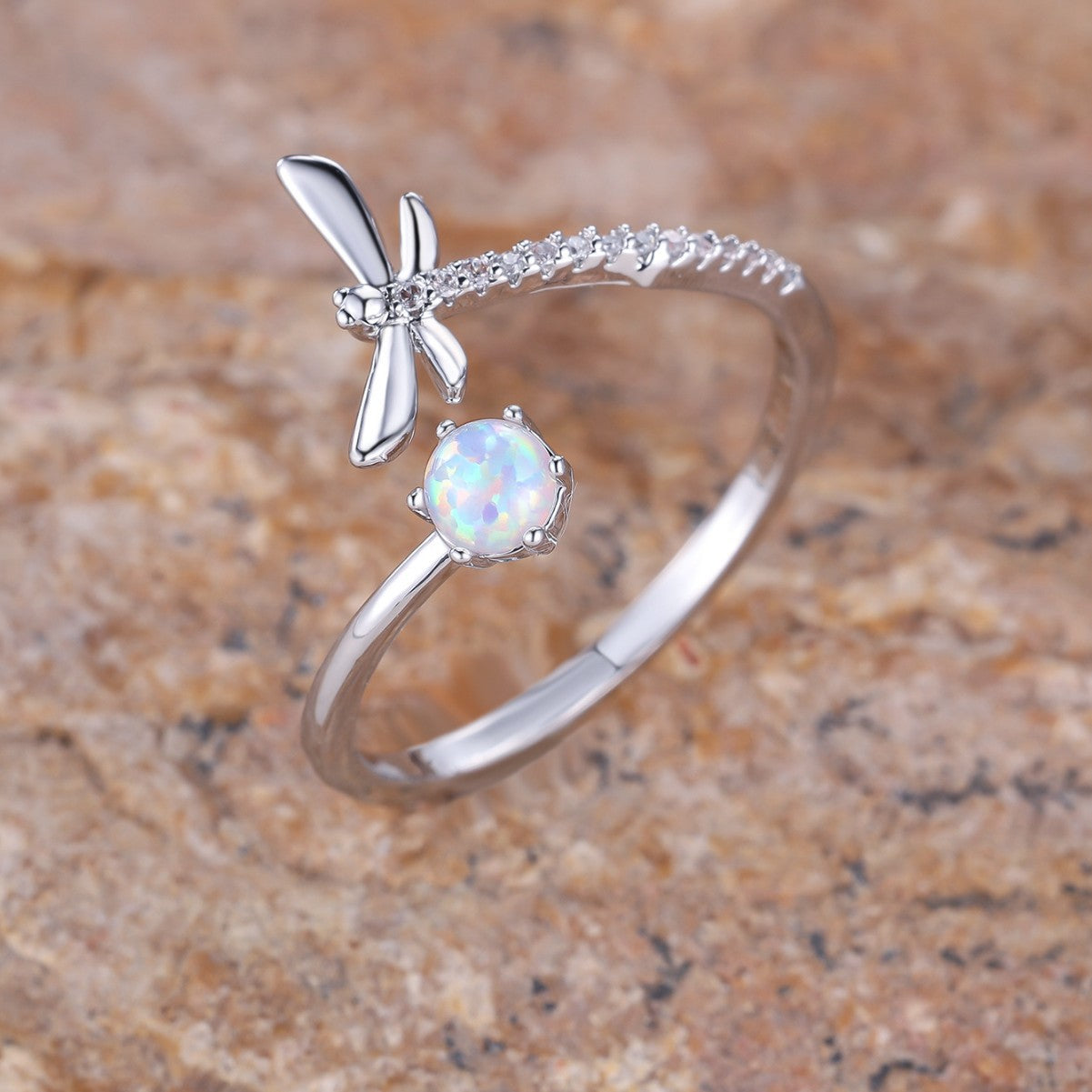 Damen Ring mit filigranem Libellen-Design und funkelndem Opal Shop Nory