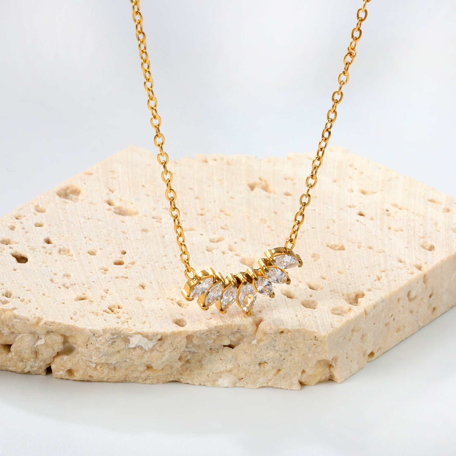 Damen Halskette mit funkelnden Zirkonia-Elementen und goldplattierter Kette Shop Nory