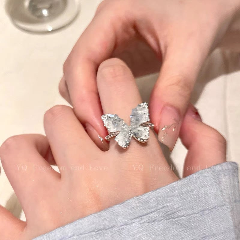 Damen Ring mit verspieltem Schmetterlingsdesign und funkelnden Zirkonia Shop Nory