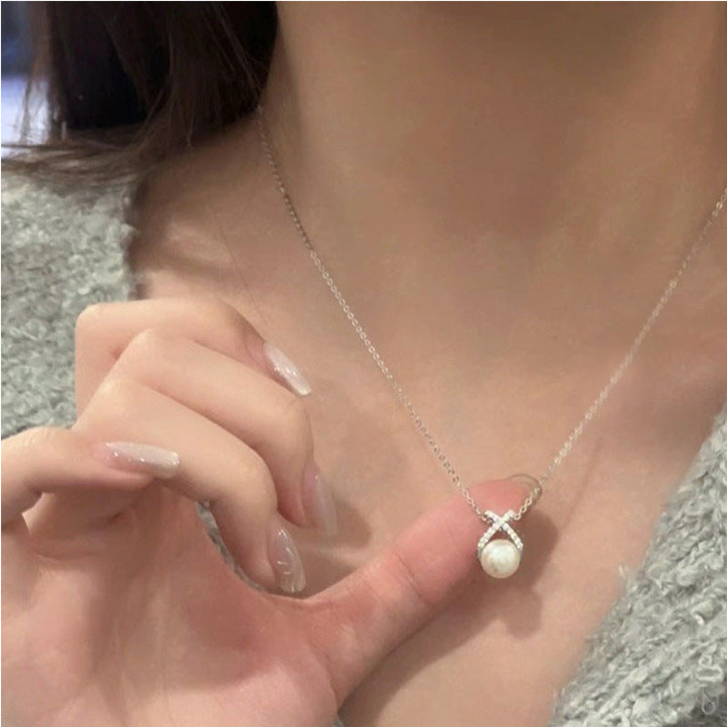 Damen Halskette mit funkelndem Perlenanhänger und eleganter Zirkonia-Fassung Shop Nory