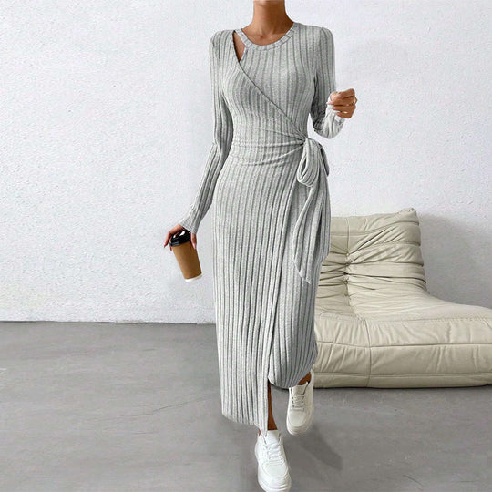 Damen geripptes Midikleid mit Wickeloptik, Taillenbindegürtel, One-Shoulder Cutout und seitlichem Beinschlitz Shop Nory