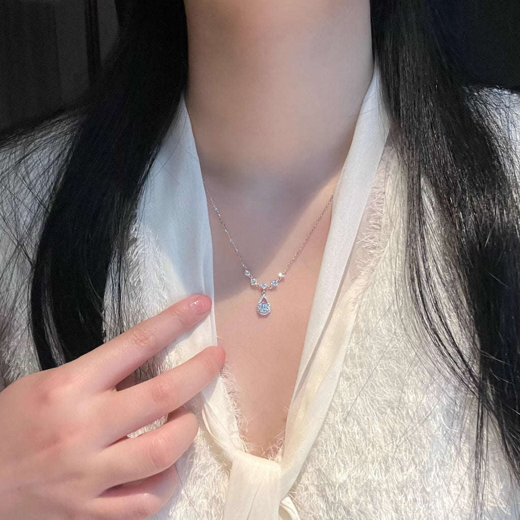 Damen Halskette mit funkelndem Tropfenanhänger und kunstvollen Zirkonia-Details Shop Nory