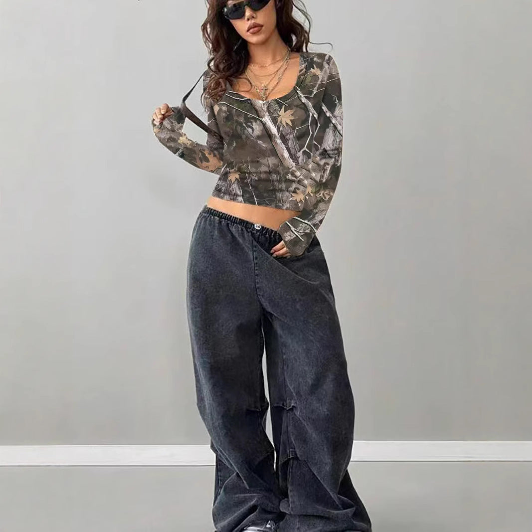 Damen Camouflage Langarmshirt mit V-Ausschnitt und modernen Details