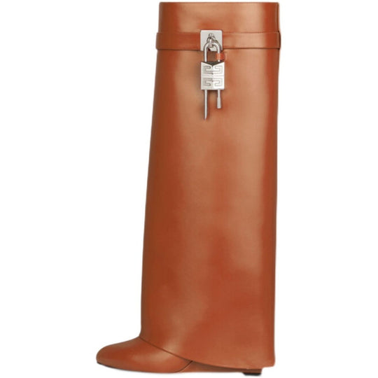 Damen Kniehohe Lederoptik‑Stiefel mit spitzer Zehenkappe, flachem Absatz und Schlossapplikation Shop Nory
