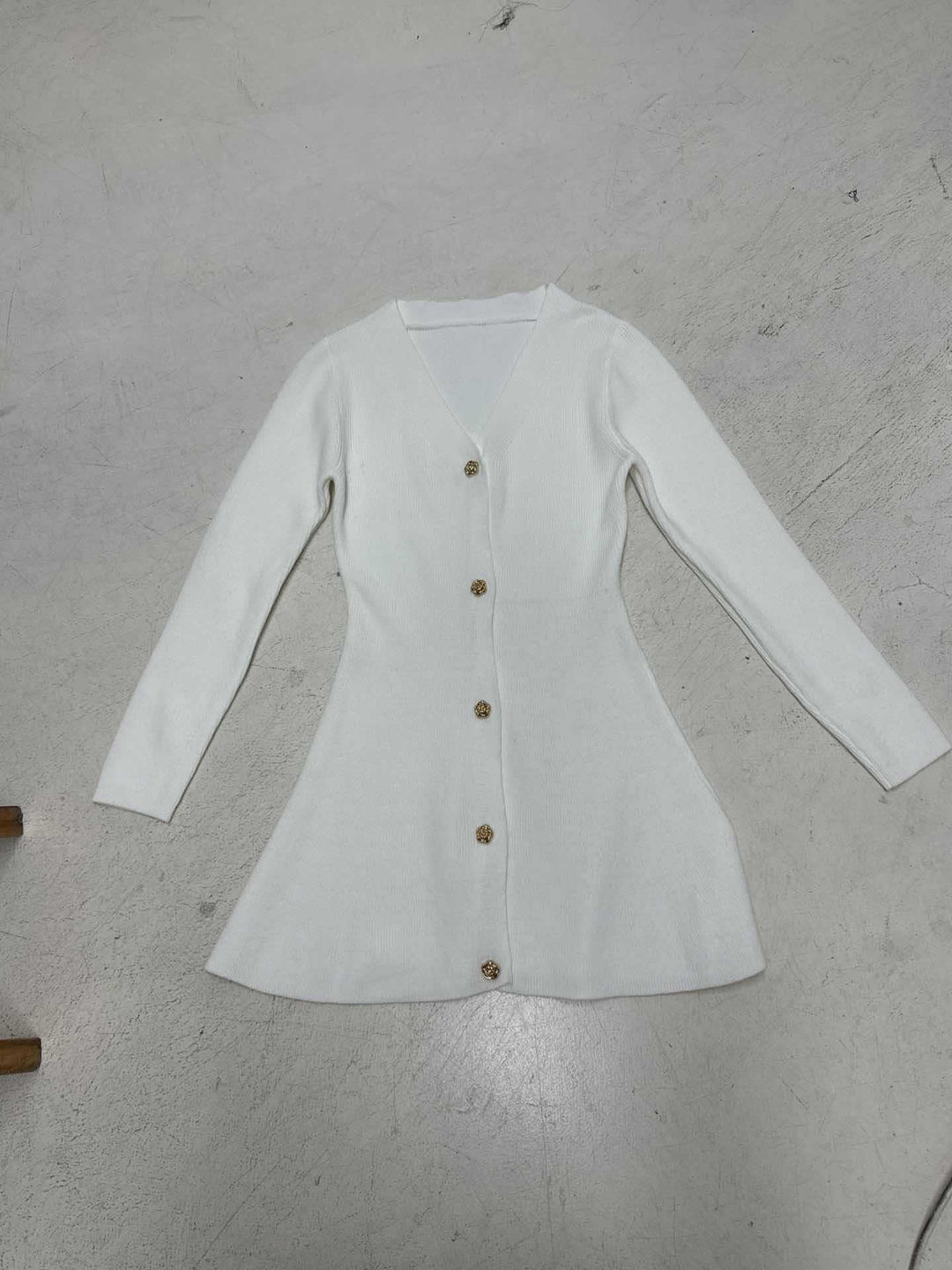 Damen nan tailliertes Strickkleid-Cardigan mit V-Ausschnitt und dekorativen Zierknöpfen Shop Nory