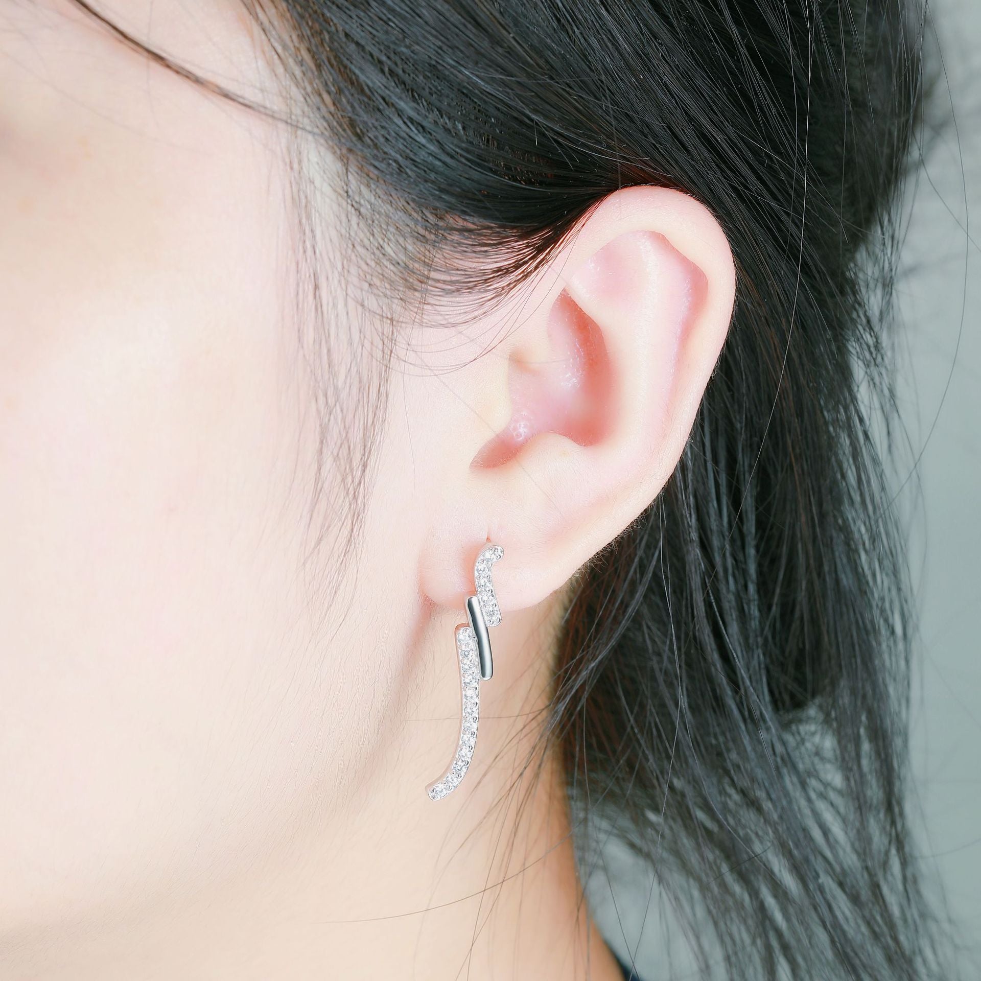 Damen Ohrstecker im eleganten geschwungenen Design mit funkelndem Zirkonia-Besatz Shop Nory
