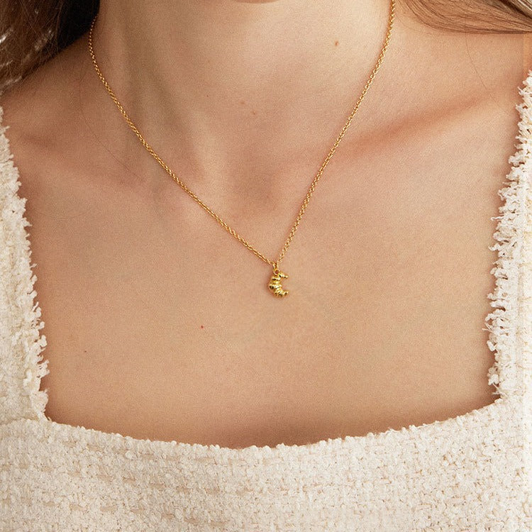 Damen Halskette mit kunstvollem, graviertem Anhänger und feiner Kette Shop Nory