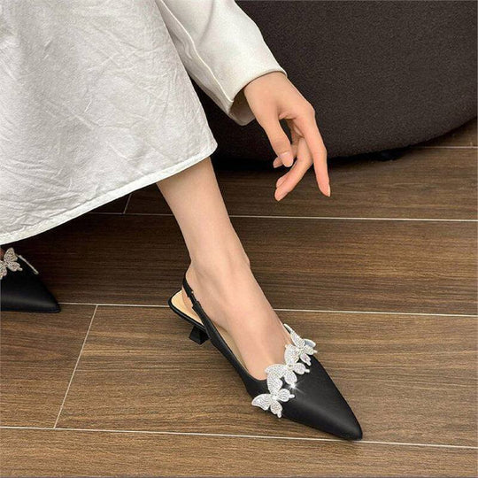 Damen Elegante spitz zulaufende Slingback‑Pumps mit sculpted Kitten‑Absatz und Kristall‑Schmetterlingsapplikation Shop Nory