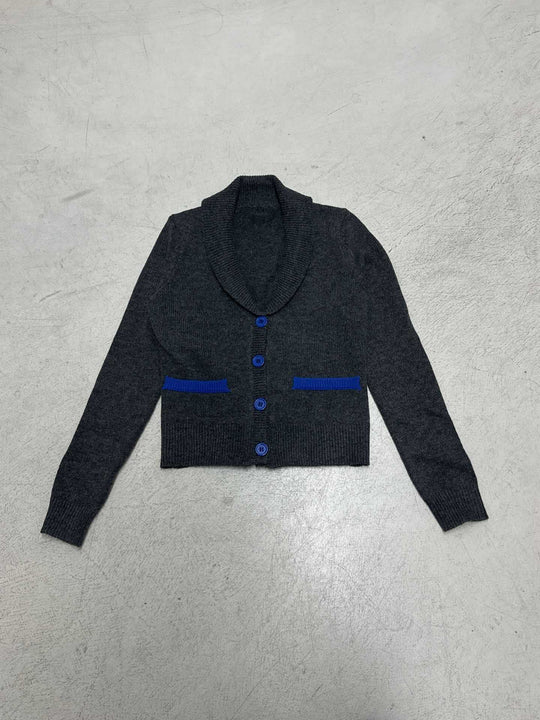 Damen nan kurze Strickjacke mit Schalkragen, Zierknopfleiste und kontrastierenden Taschenpaspeln Shop Nory