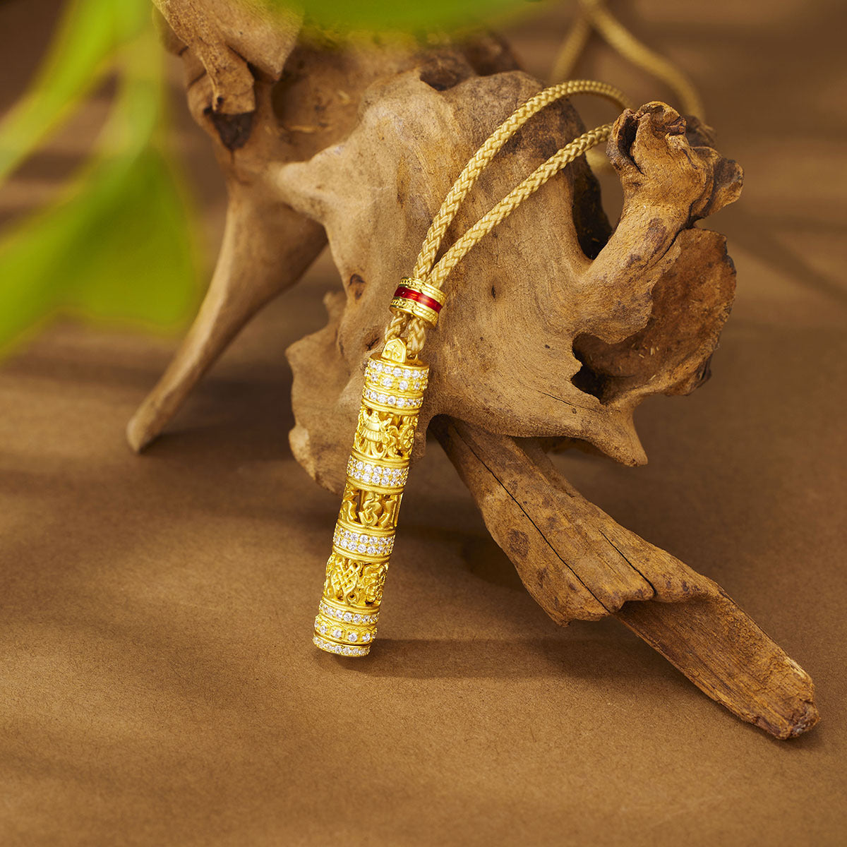 Damen eleganter Anhänger aus hochwertigem Gold mit diamantähnlichen Details Shop Nory