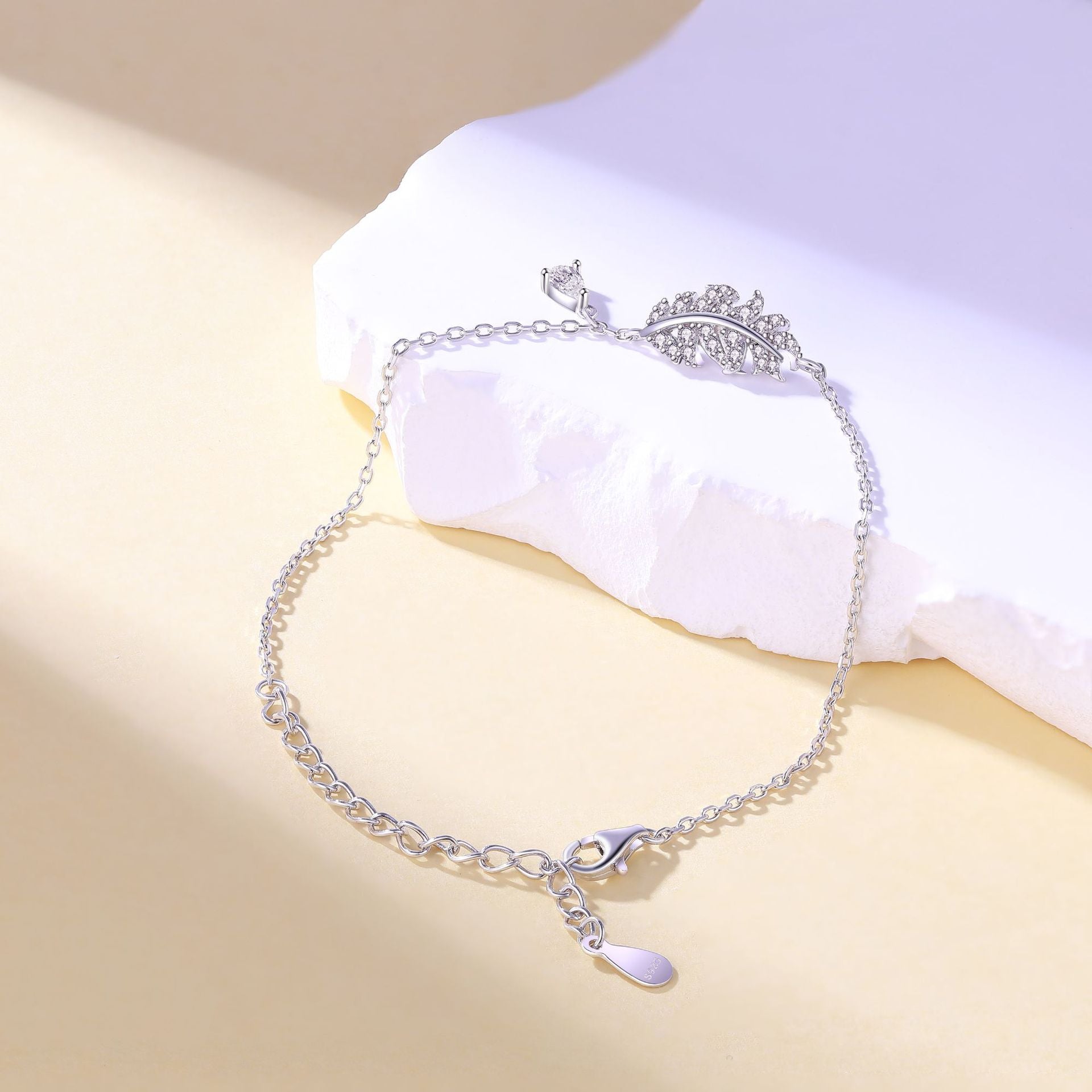 Damenarmband mit filigraner Blattform und funkelnden Zirkonia Shop Nory