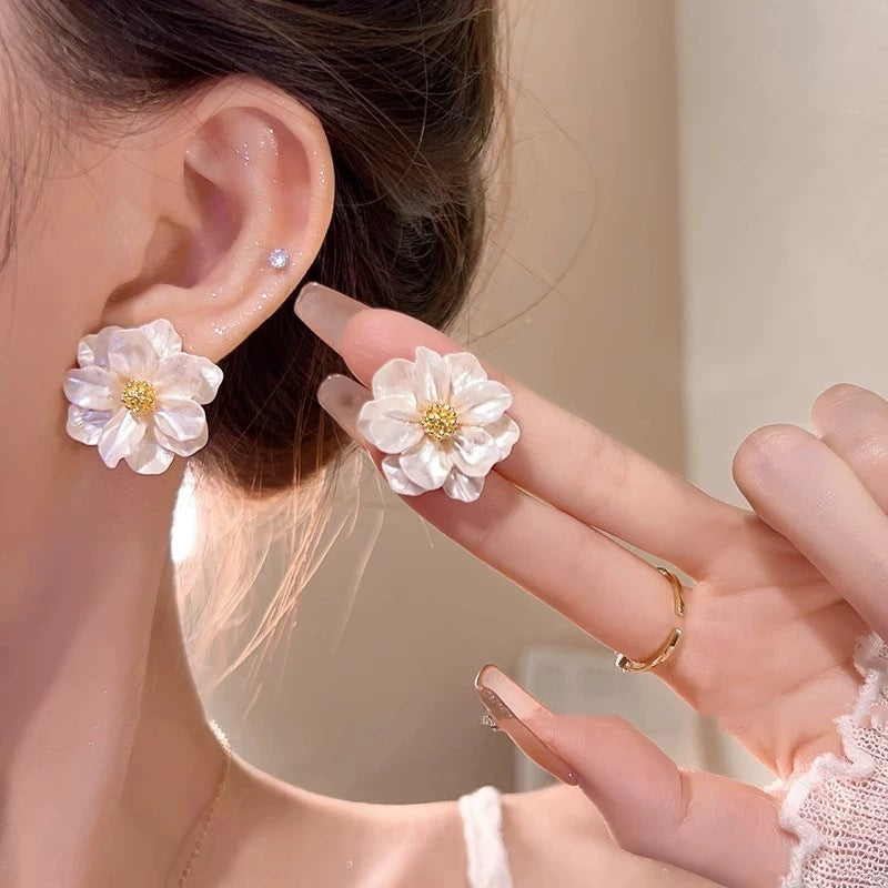 Damen Ohrstecker mit kunstvollem Blüten-Design und funkelnden Details Shop Nory