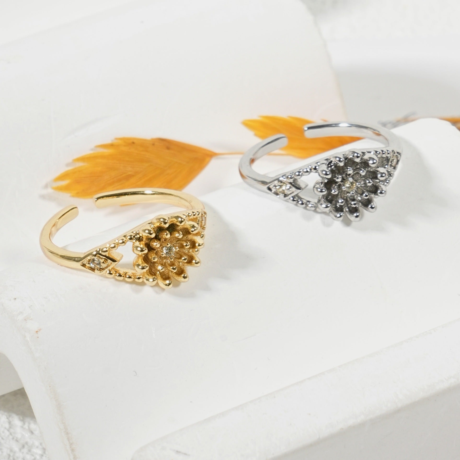 Damenring mit floralem Design und funkelndem Strass Shop Nory