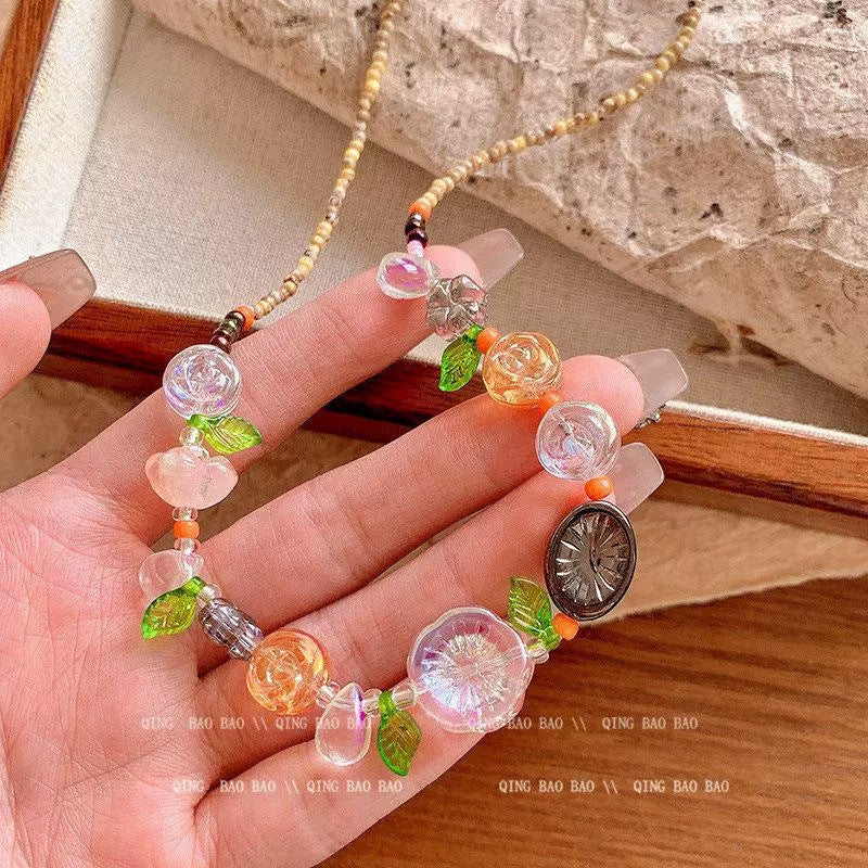 Damen Halskette mit handgefertigten Blumen-Elementen und funkelnden Akzenten Shop Nory