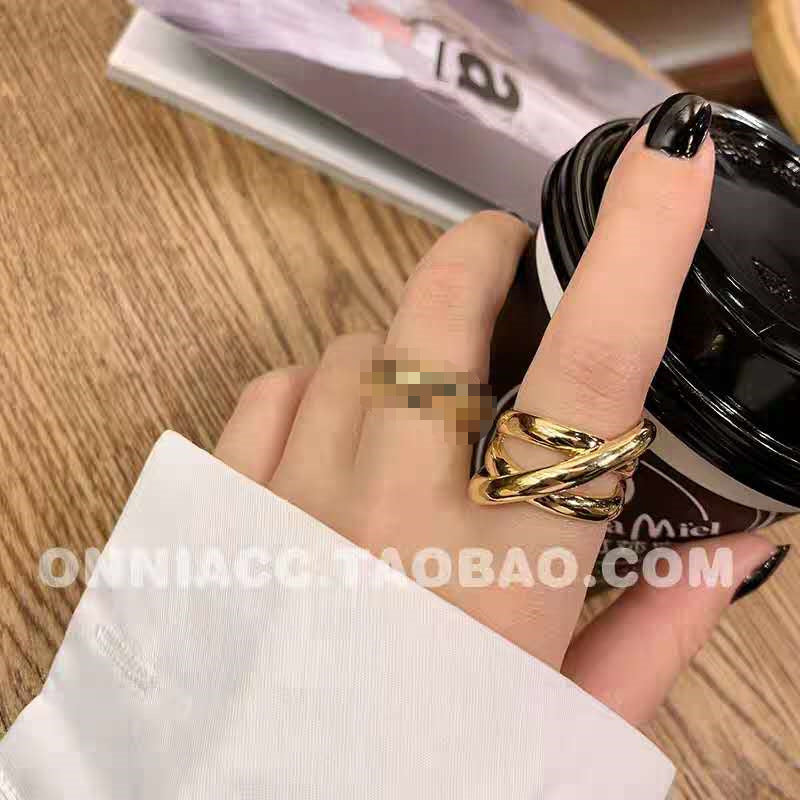 Damenring mit geschwungenem Design und modernen Elementen Shop Nory