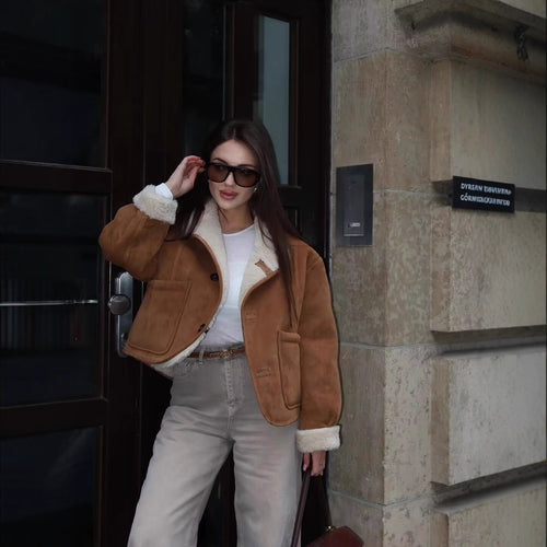 Damen Kurzjacke im Lammfell‑Look mit hohem Stehkragen und aufgesetzten Taschen Shop Nory