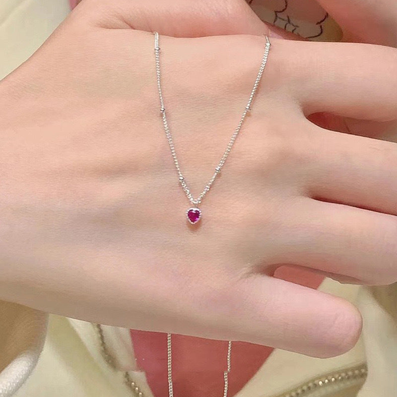 Damen Halskette mit zartem Herzanhänger und funkelnden Akzenten Shop Nory