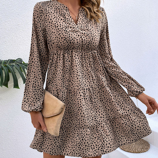 Damen Leichtes stufiges Mini-Kleid mit V-Ausschnitt, elastischer Taillenpartie und Allover‑Print Shop Nory