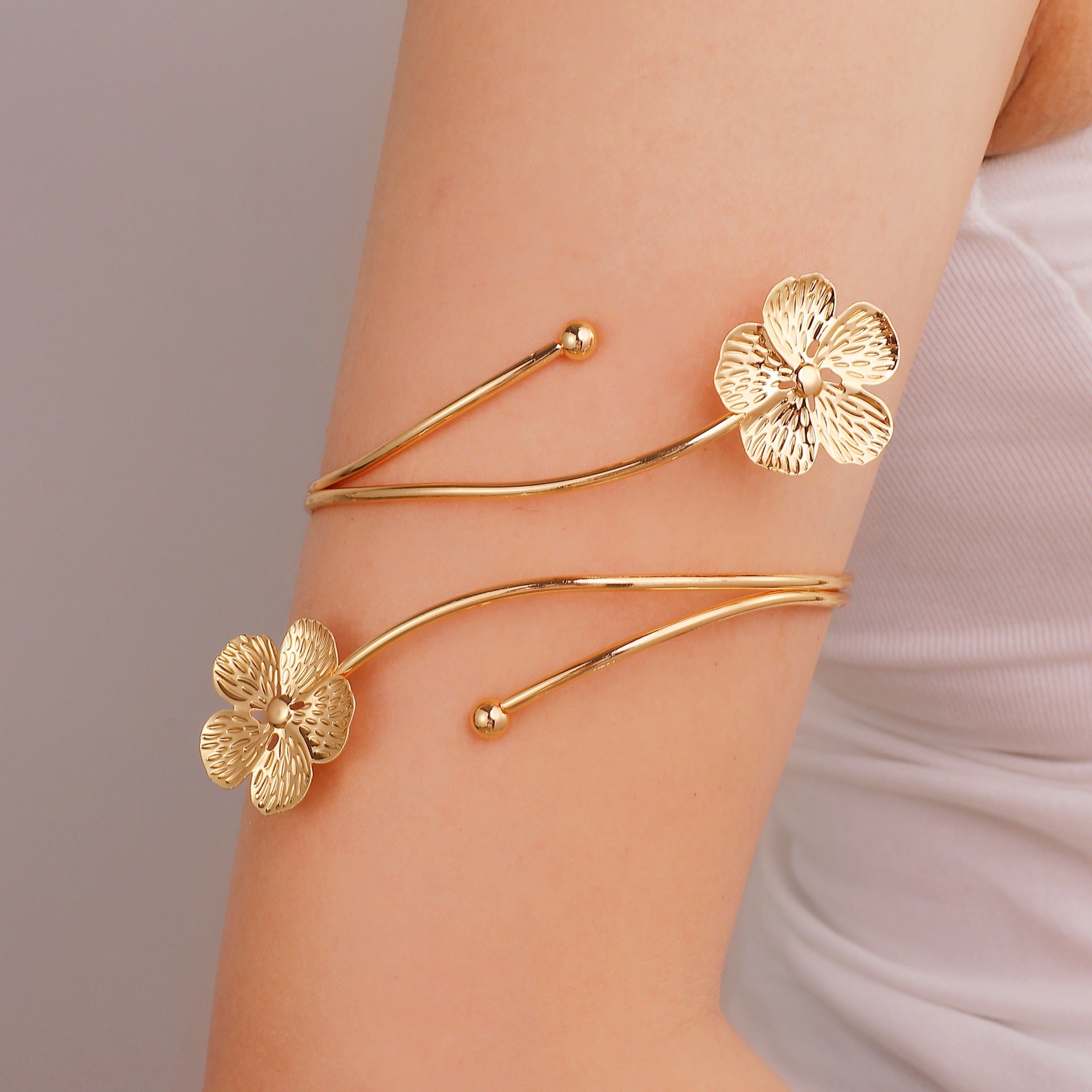 Damen Offener Armreif mit floralen Akzenten Shop Nory