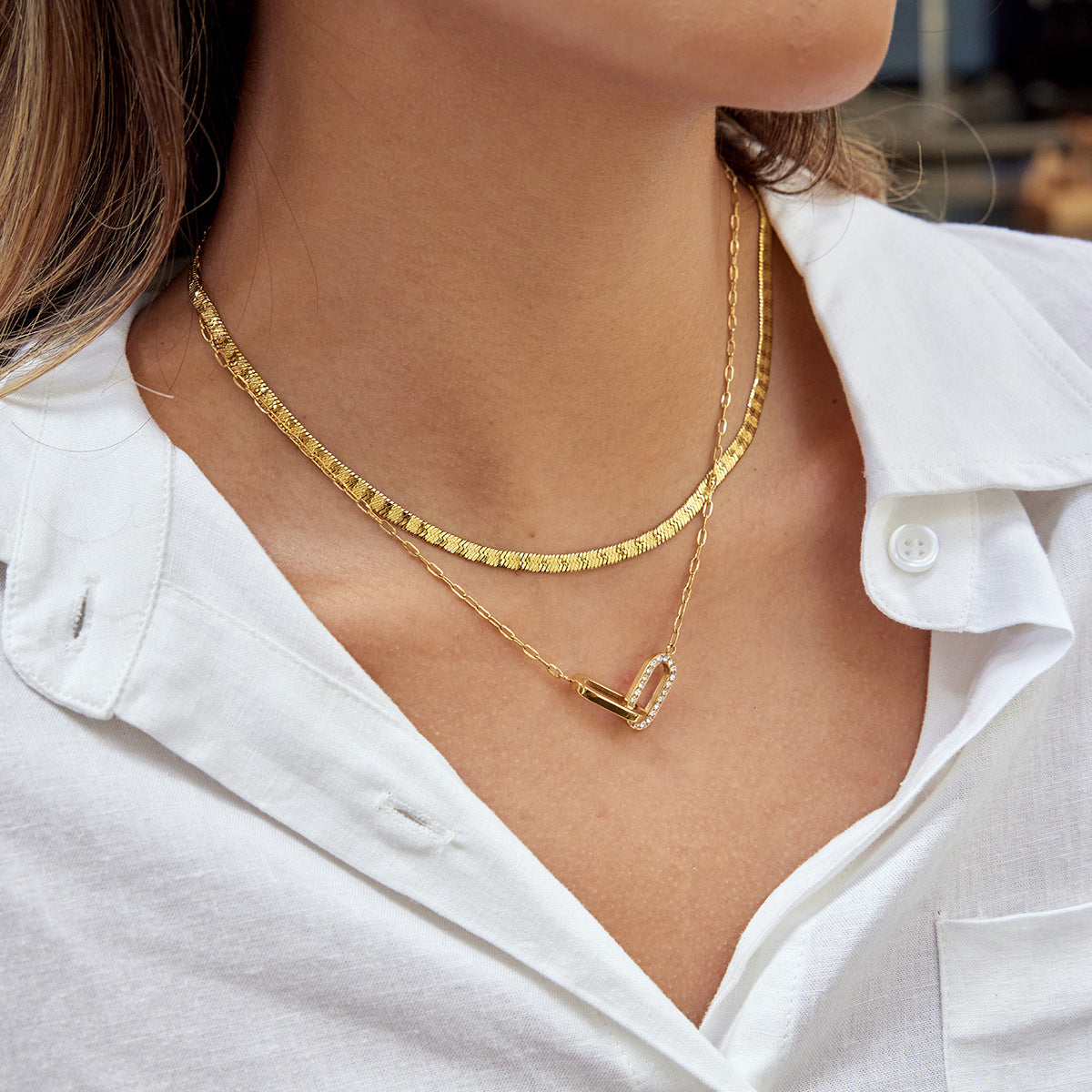 Damen Halskette mit elegantem V-Design und funkelnden Zirkonia-Akzenten Shop Nory