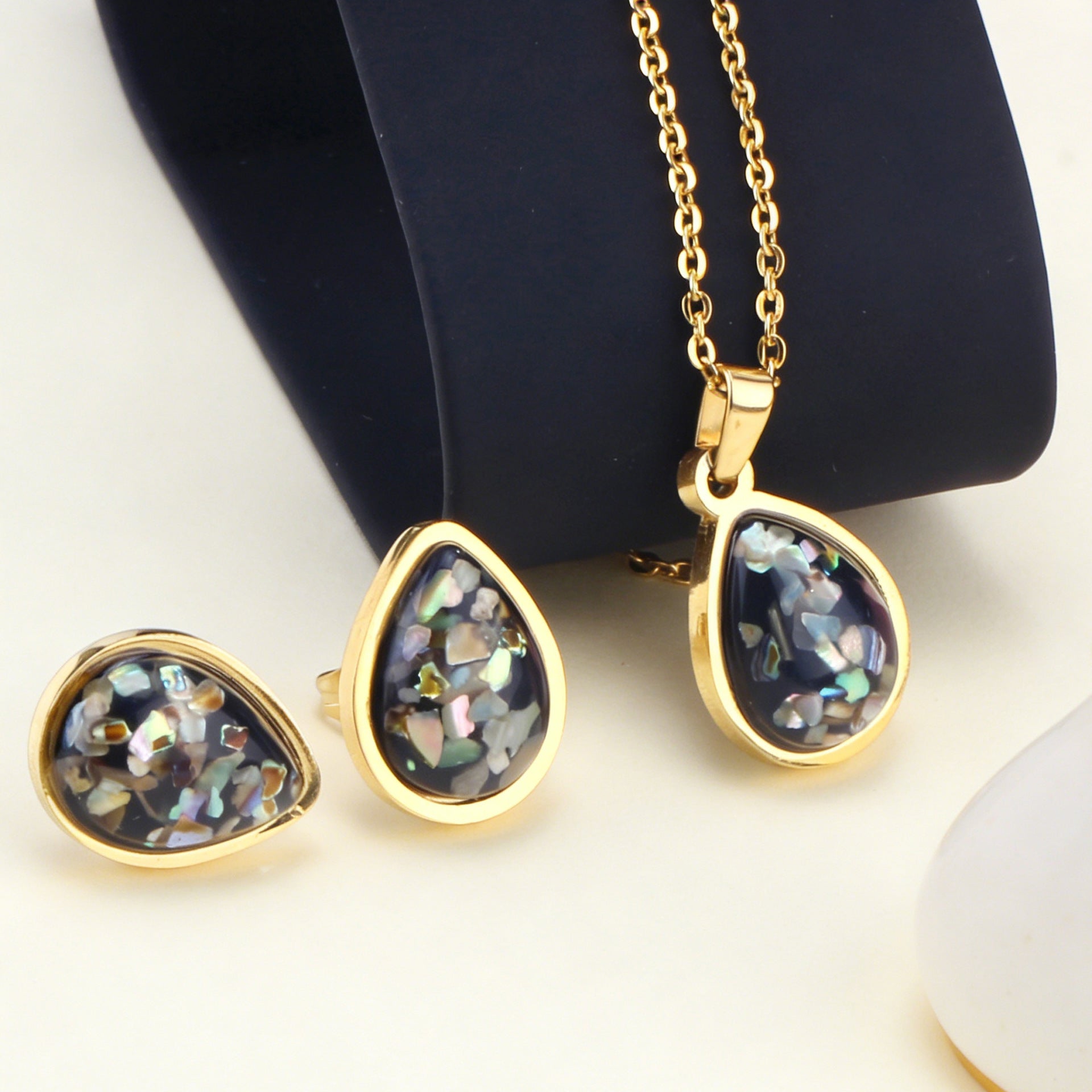 Damen Schmuckset mit tropfenförmigen Anhängern und funkelnden Details Shop Nory