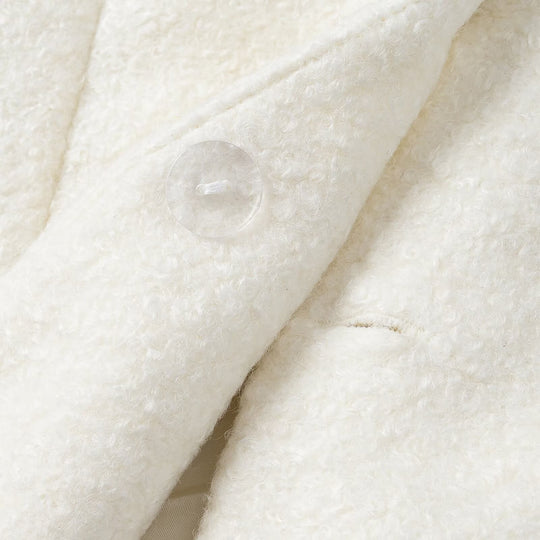 Damen Taillierte Bouclé-Kurzjacke mit rundem Ausschnitt und goldenen Schmuckknöpfen Shop Nory