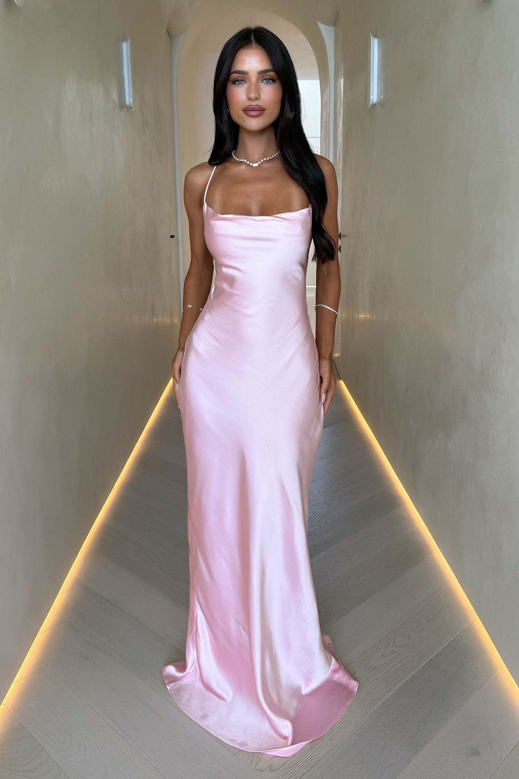 Damen Elegantes Satinabendkleid mit spaghettiträgern und fließendem Schnitt