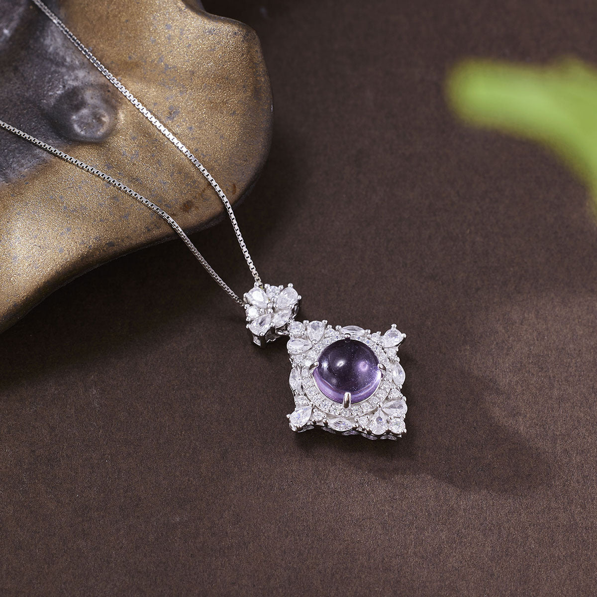 Damen elegante Halskette mit funkelndem Anhänger und hochwertigem Edelstein Shop Nory