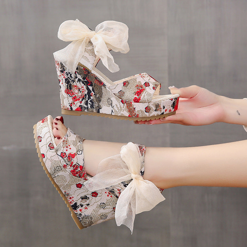 Damen Wedge-Sandaletten mit floralem Design und dekorativem Schleifendetail