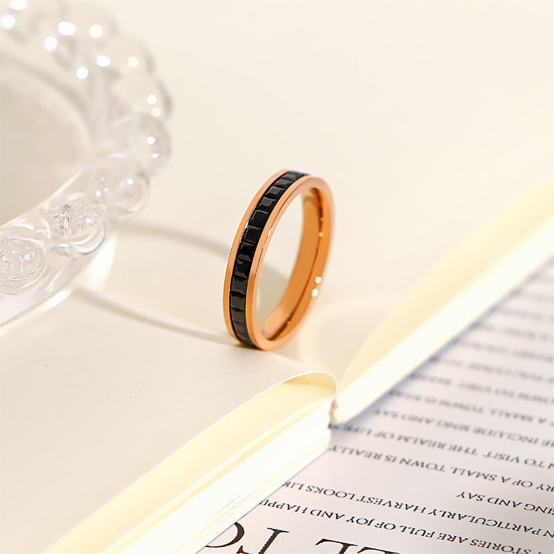 Damen Ring mit schwarzem Kristalleinsatz und glänzendem Roségold Shop Nory
