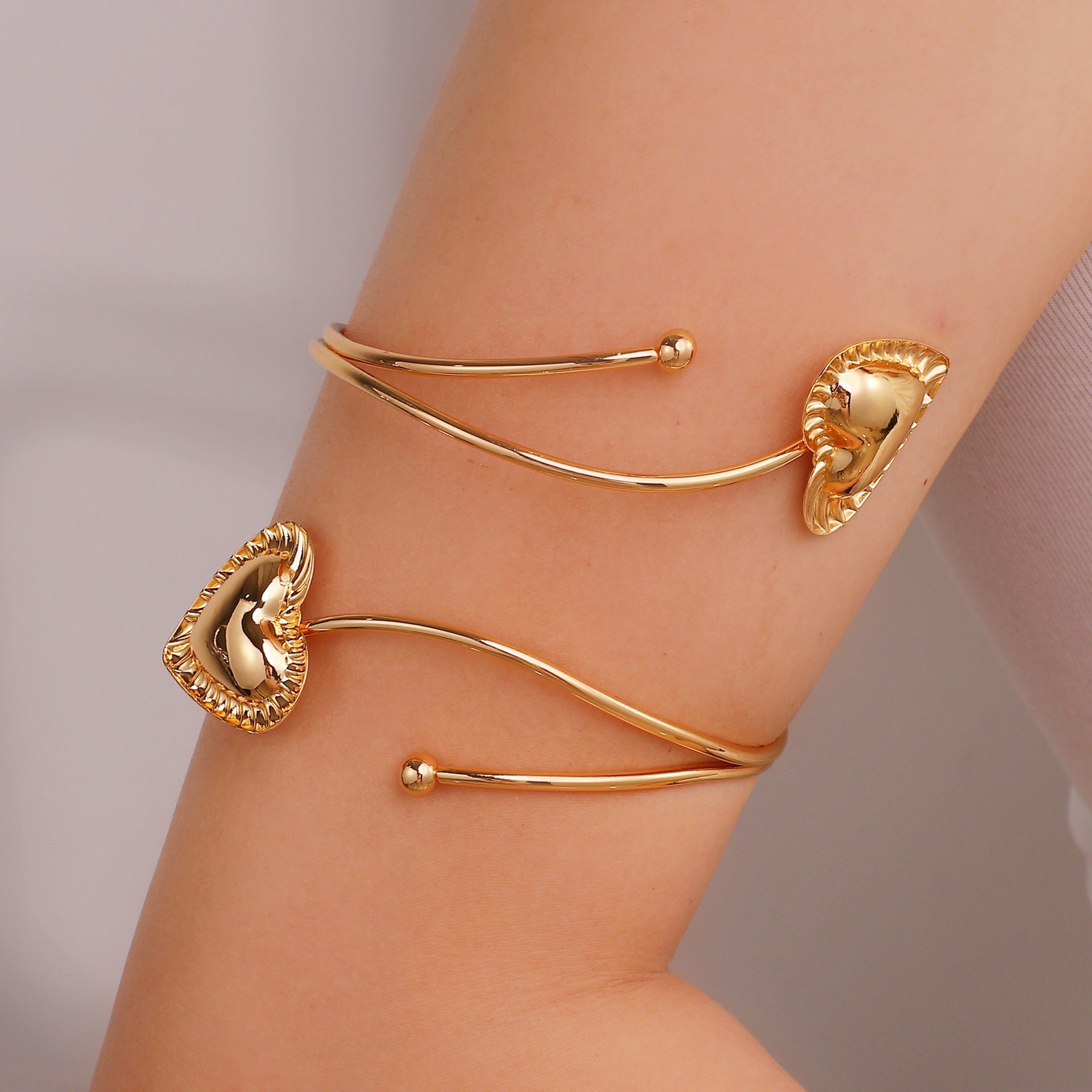 Damen Offener Armreif mit floralen Akzenten Shop Nory