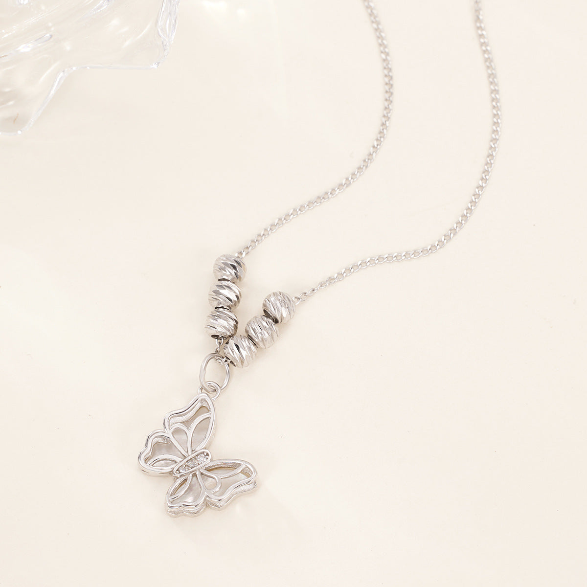 Damen Halskette mit filigranem Schmetterlingsanhänger und eleganten Perlenakzenten Shop Nory