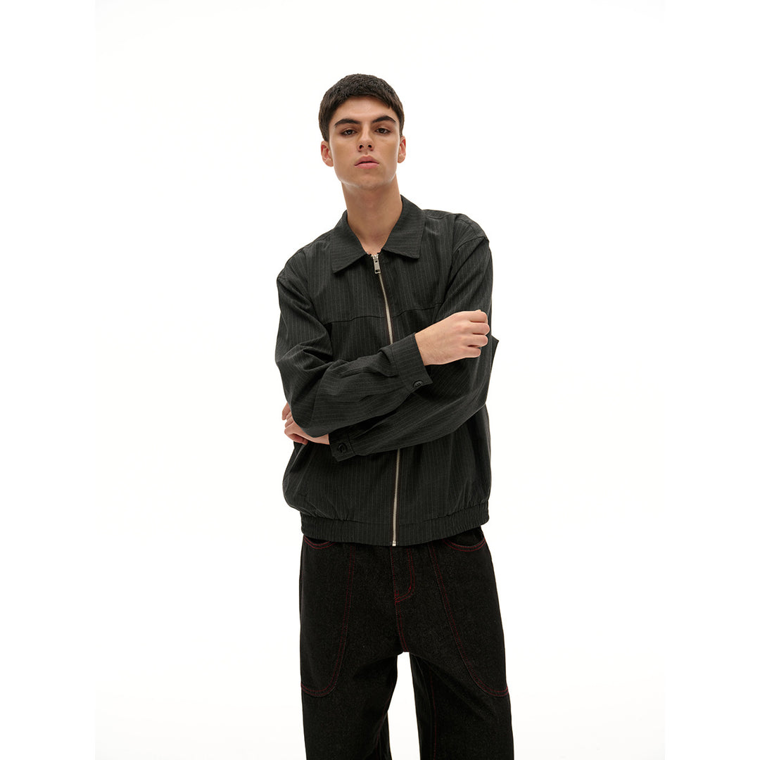 Unisex Kurz geschnittene Nadelstreifen‑Blousonjacke mit kontrastierendem Hemdkragen und durchgehendem Reißverschluss Shop Nory