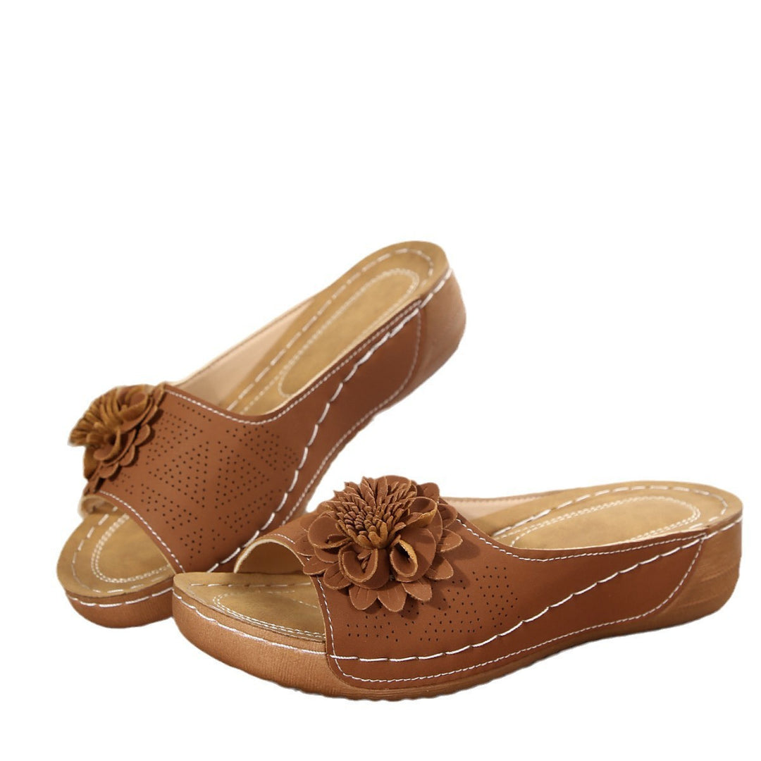 Damen Perforierte Keil-Sandalen als Slip-On mit Blumenapplikation und gepolstertem Fußbett Shop Nory