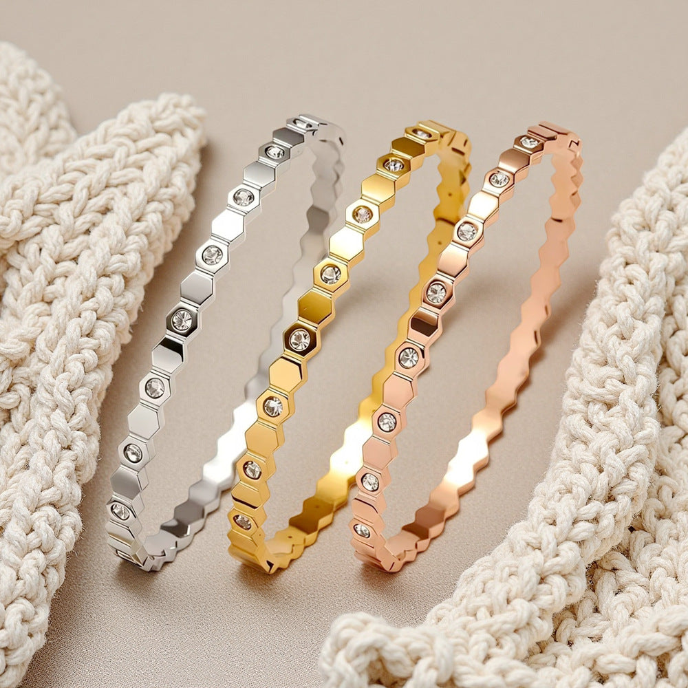 Damen Armreif mit hexagonalem Design und funkelnden Zirkonia Shop Nory