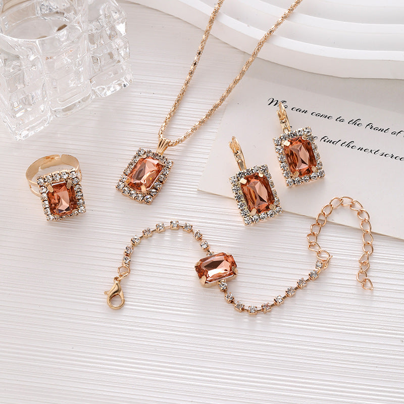 Luxuriöses Kristall-Statement-Schmuckset mit rechteckigem Halo-Anhänger, passenden hängenden Ohrringen, verstellbarem Tennisarmband und Statement-Cocktailring