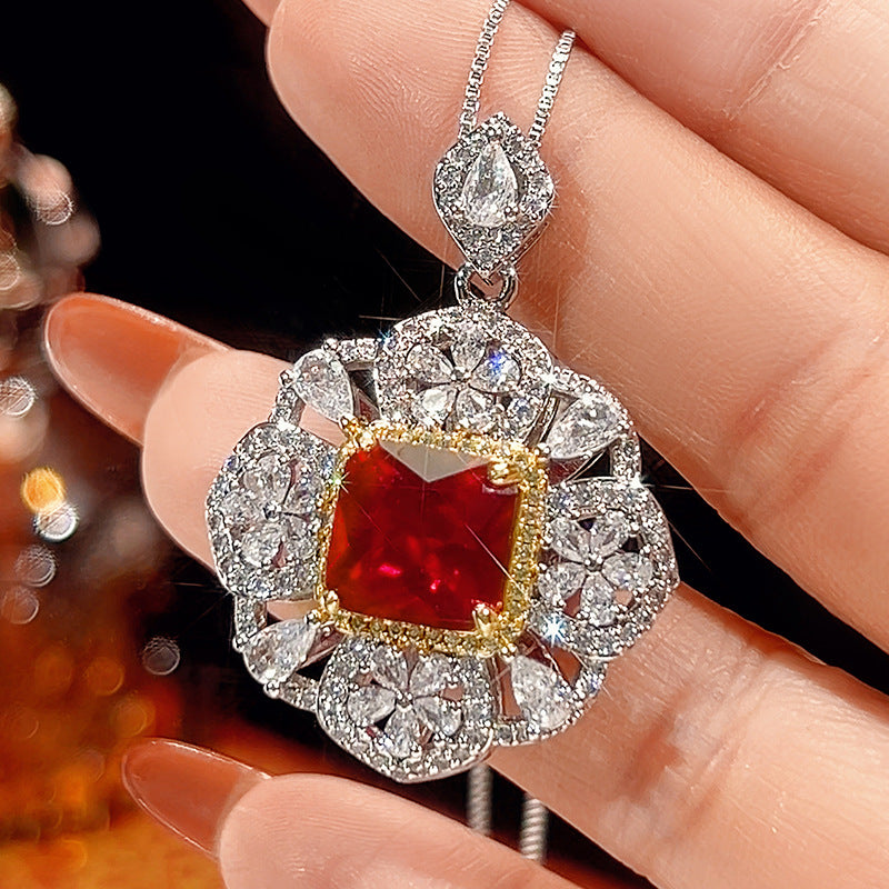 Aufwendige florale Halo-Anhängerhalskette mit simulated quadratischem Edelstein und Pavé-Zirkonia-Akzenten
