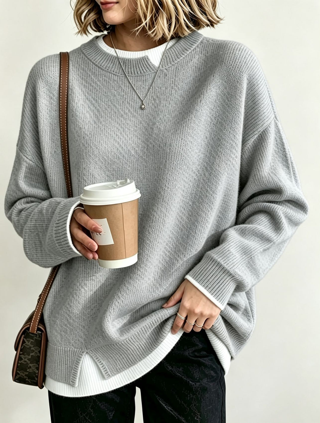 Damen Oversize Rundhals-Feinstrickpullover mit überschnittenen Schultern und Seitenschlitzen Shop Nory