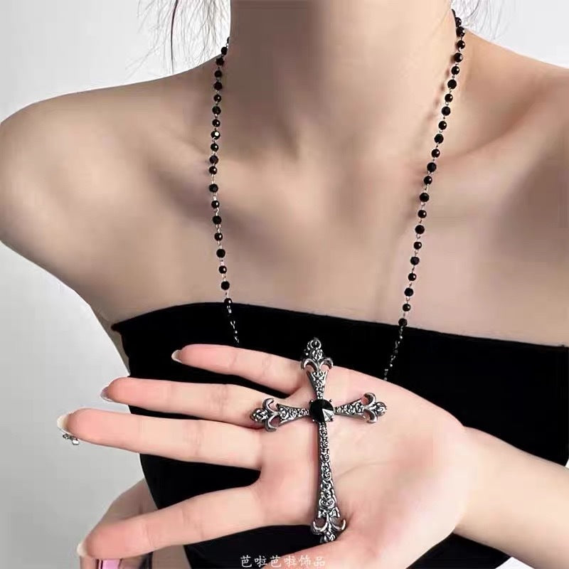 Damen Kette mit funkelndem Kreuzanhänger und eleganten Perlendetails Shop Nory