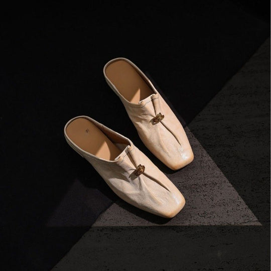 Damen Elegante Leder‑Mules mit quadratischer Kappe, soften Falteneffekt und dekorativer Metallkordel Shop Nory
