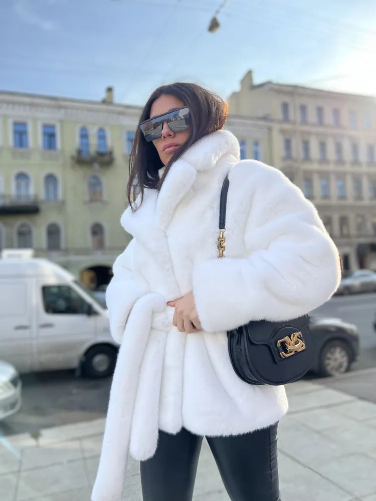 Damen Kurzmantel aus luxuriösem Kunstpelz mit Taillengürtel und hohem Schalkragen Shop Nory