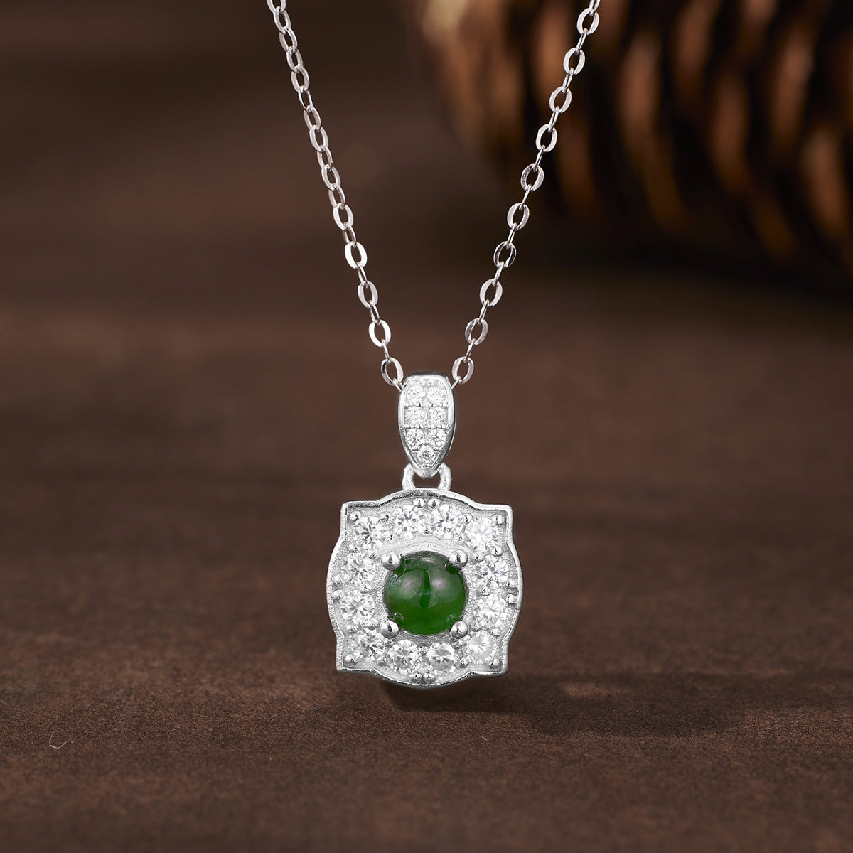 Damen Halskette mit grünem Jade-Anhänger und funkelnden Zirkonia Shop Nory