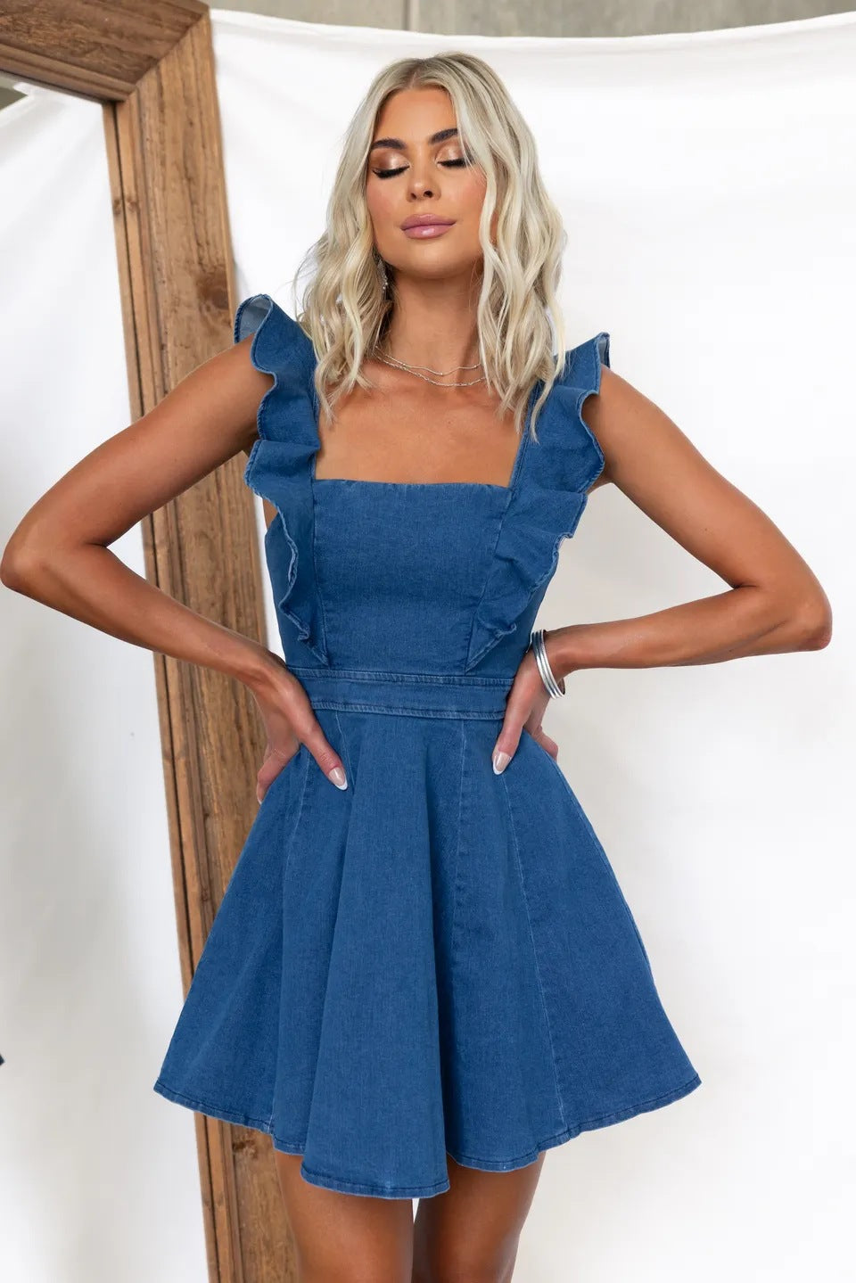 Damen Denim-Kleid mit Rüschendetails und Femininer Silhouette Shopnory
